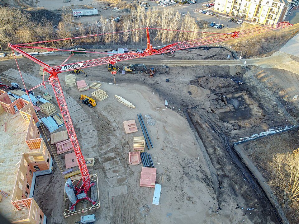 Башенный кран на строительной площадке